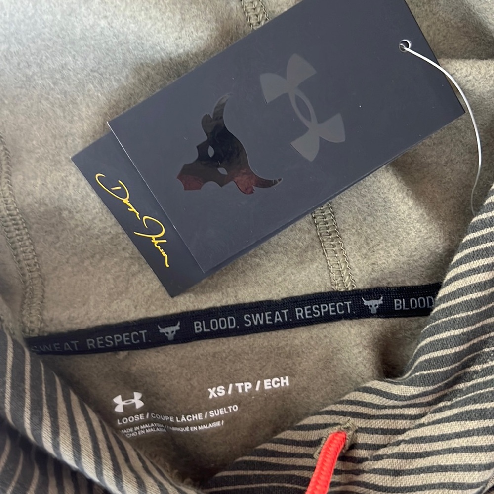 PROJECT ROCK Cropped Hoodie - Picture 5 of 7